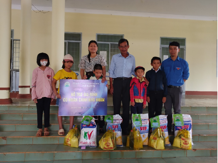 Trao tặng quà cho người khuyết tật, trẻ em mồ côi, trẻ em nghèo tại xã Ea Nam